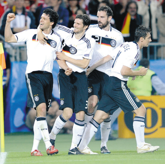 马来西亚队险胜德国队，黄鸭组合统治全场